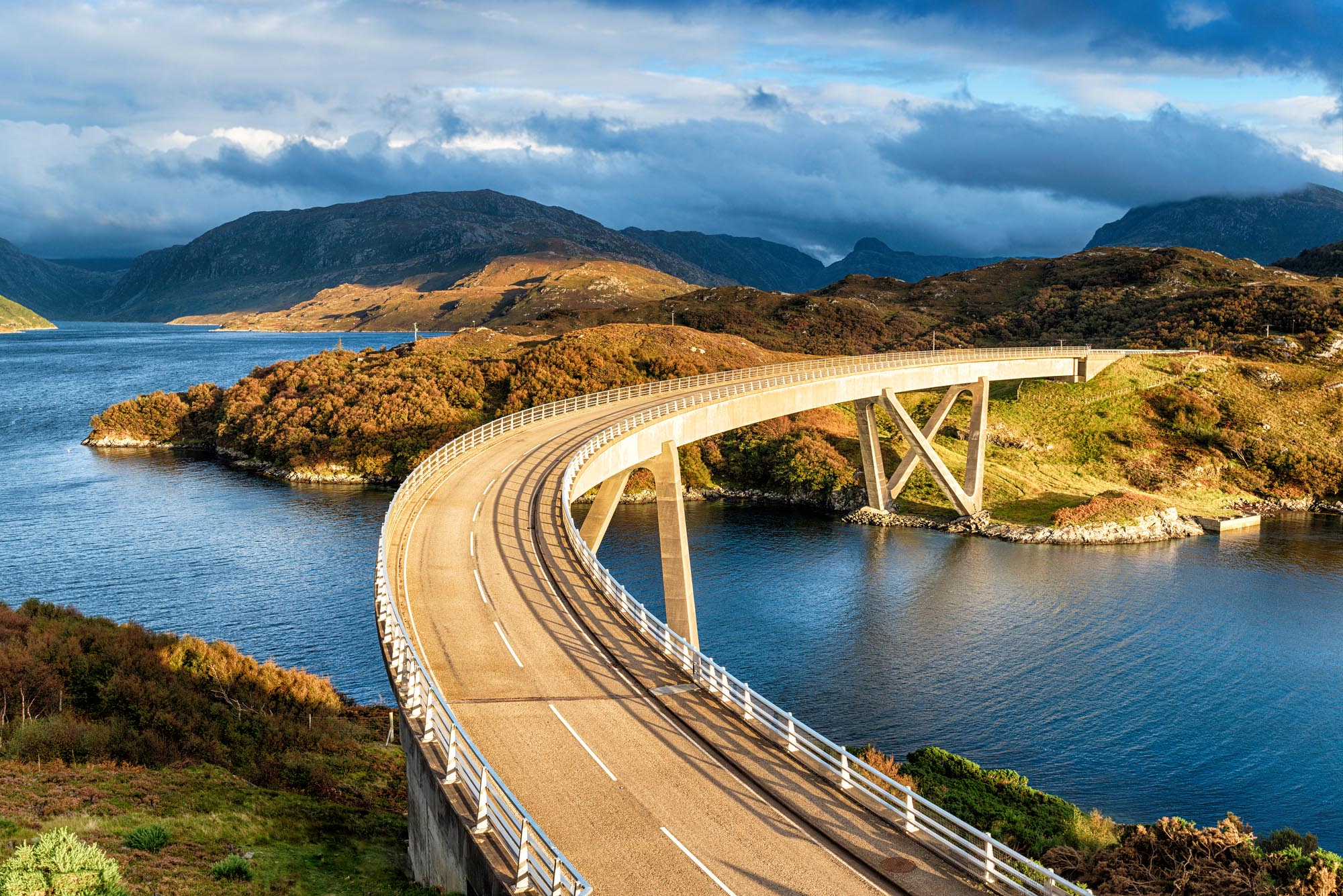 A curva Kylesku Bridge que atravessa Loch a' Chàirn Bhàin nas Highlands da Escócia e faz parte da rota de condução cênica North Coast 500