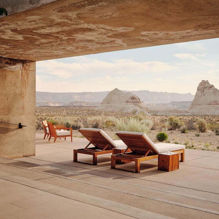 A foto mostra duas cadeiras com vista para o Deserto de Utah