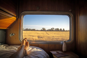 a imagem mostra a visão de dentro de uma janela de frente para o outback australiano