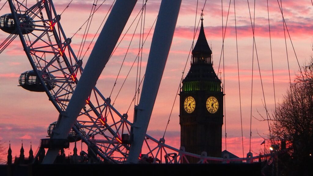 Roteiro 4 Dias Londres - foto mostra o Big Ben dentro da London Eye