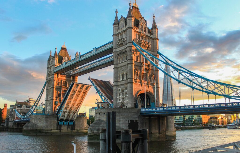 Roteiro 4 Dias Londres - foto mostra uma ponte aberta